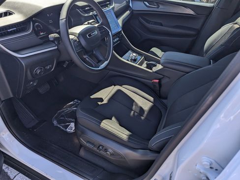 New 2025 Jeep Grand Cherokee Laredo w/ Luxury Tech Group I image 9