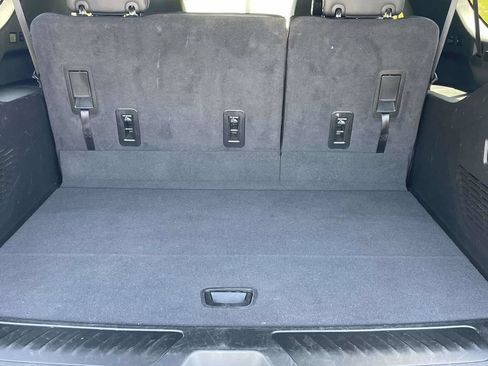 Used 2024 Chevrolet Suburban LT RWD image 17