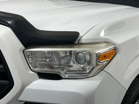 Used 2018 Toyota Tacoma SR image 11