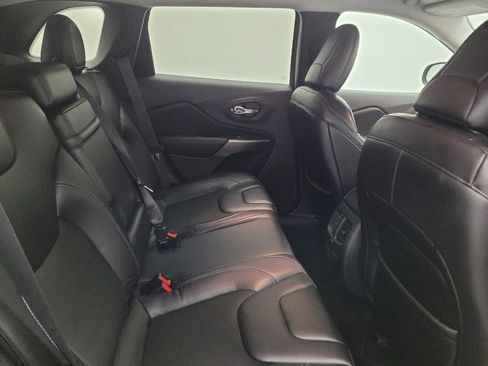 Used 2019 Jeep Cherokee Latitude Plus w/ Cold Weather Group AWD/4WD image 19