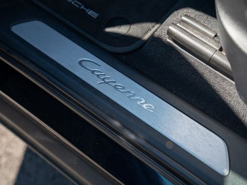 Certified 2023 Porsche Cayenne AWD/4WD image 11