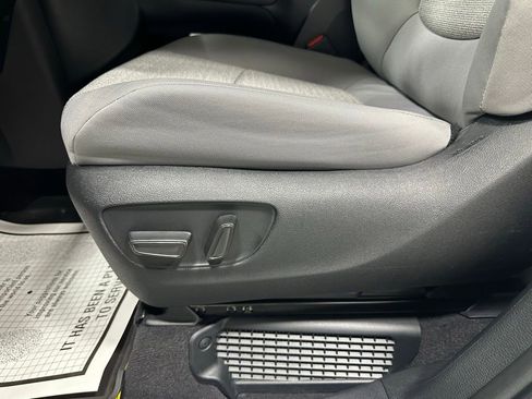 Used 2025 Toyota Sienna LE FWD image 12