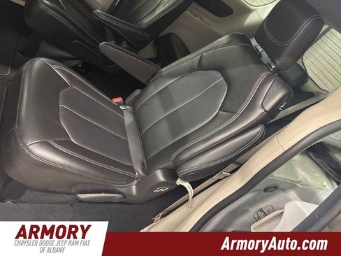 Used 2024 Chrysler Pacifica Touring-L image 24