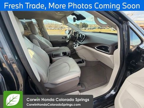 Used 2021 Chrysler Pacifica Touring-L image 17