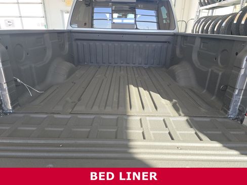 Used 2017 Nissan Titan SV image 28