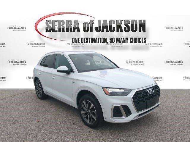 Used 2023 Audi Q5 2.0T Premium w/ Convenience Package AWD/4WD image 2