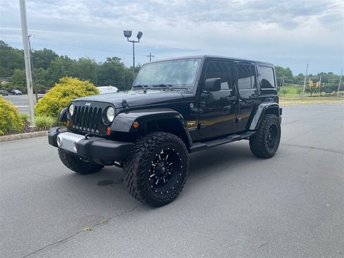 Used 2013 Jeep Wrangler Unlimited Sahara w/ Connectivity Group AWD/4WD image 3