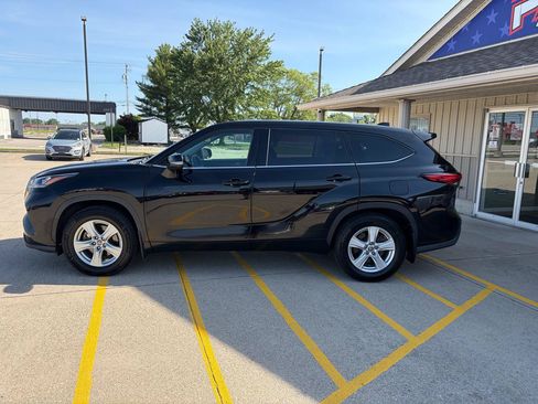 Used 2020 Toyota Highlander LE AWD/4WD image 4