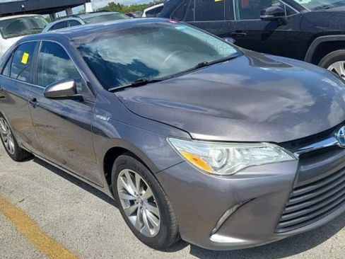 Used 2017 Toyota Camry XLE w/ Moonroof Package image 4