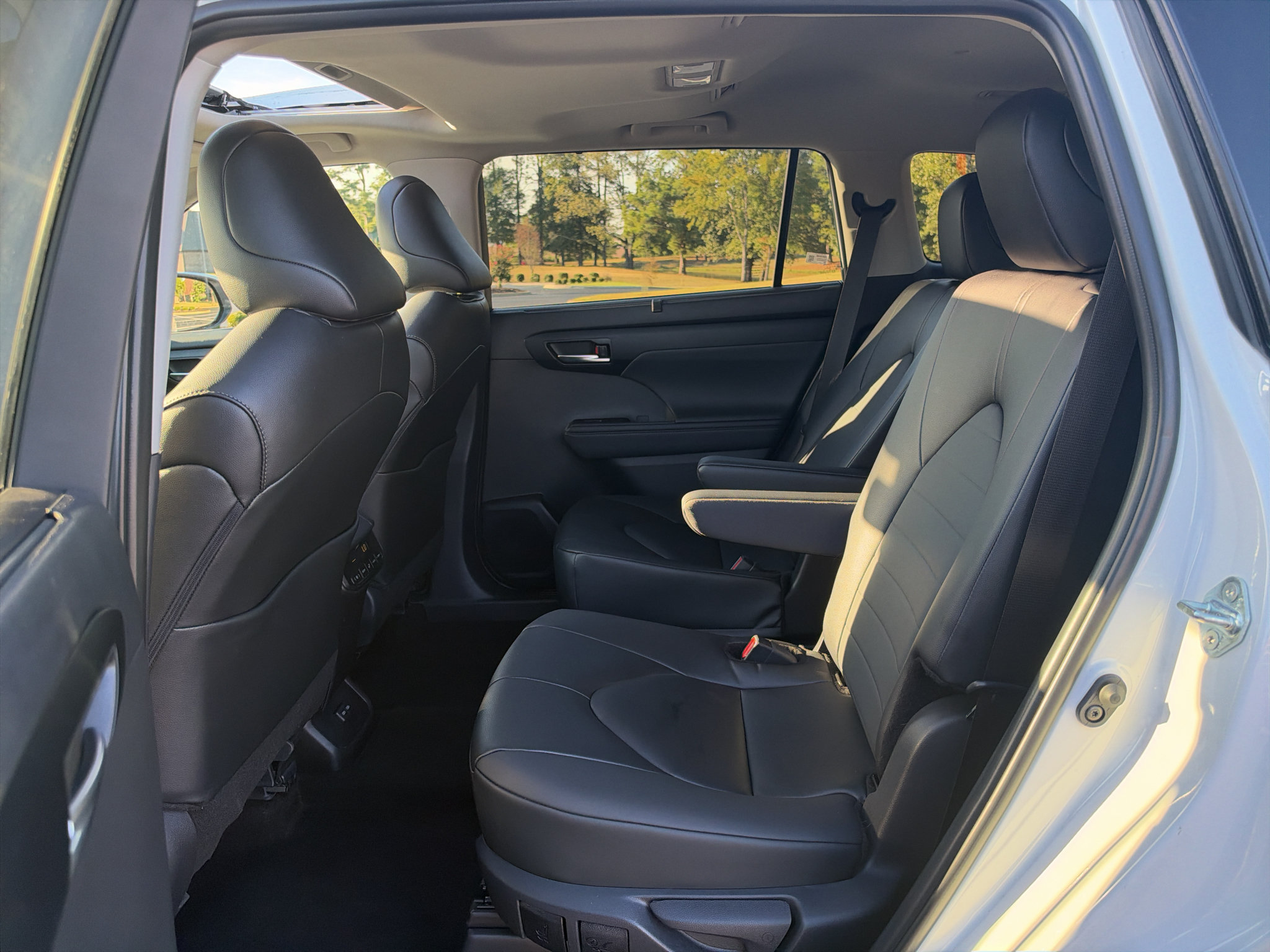 Used 2026 Toyota Highlander XLE AWD/4WD image 14