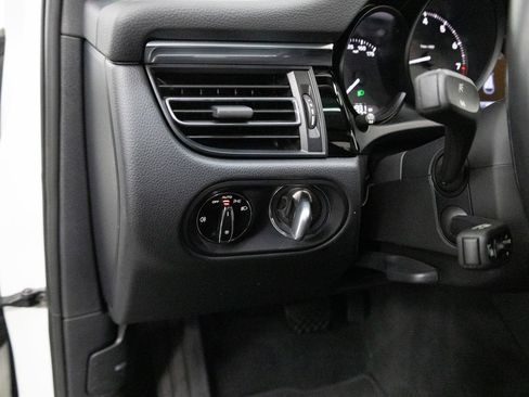 Certified 2023 Porsche Macan AWD/4WD image 21
