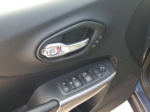 Used 2020 Jeep Cherokee Limited FWD image 9