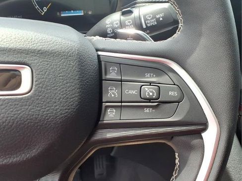 Used 2023 Jeep Grand Cherokee Altitude AWD/4WD image 17