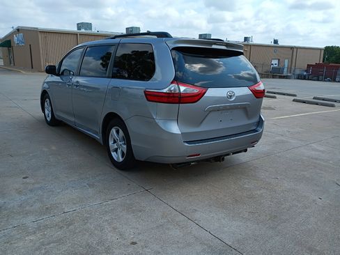 Used 2017 Toyota Sienna LE image 6