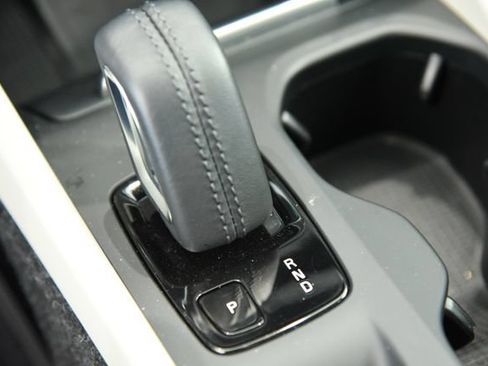 Used 2021 Volvo XC40 T5 Momentum w/ Premium Package AWD/4WD image 18
