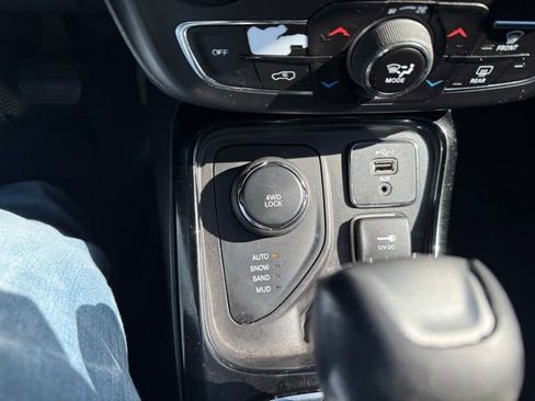 Used 2019 Jeep Compass Latitude AWD/4WD image 16