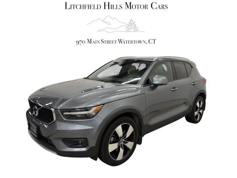 Used 2019 Volvo XC40 T5 Momentum AWD/4WD image 1