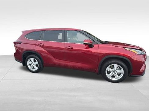 Used 2024 Toyota Highlander LE image 31