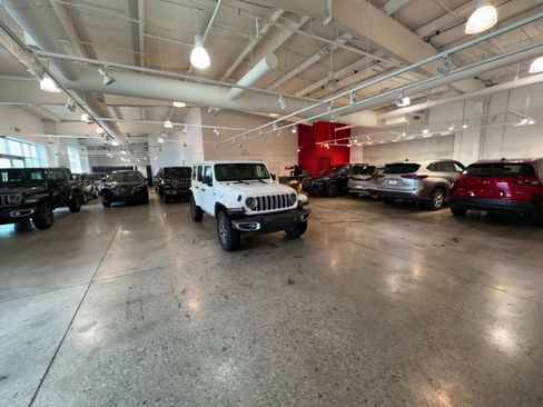 Used 2025 Jeep Wrangler Unlimited Sahara AWD/4WD image 16