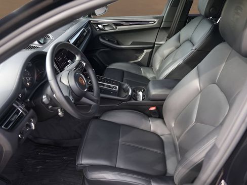 Used 2025 Porsche Macan AWD/4WD image 11