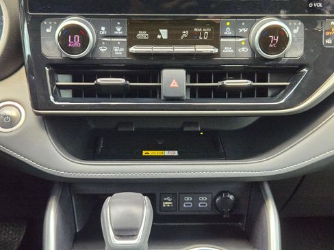 Used 2024 Toyota Highlander XLE AWD/4WD image 19