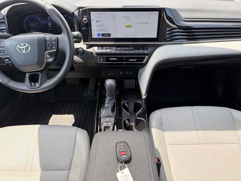 Used 2025 Toyota Camry XLE AWD/4WD image 31