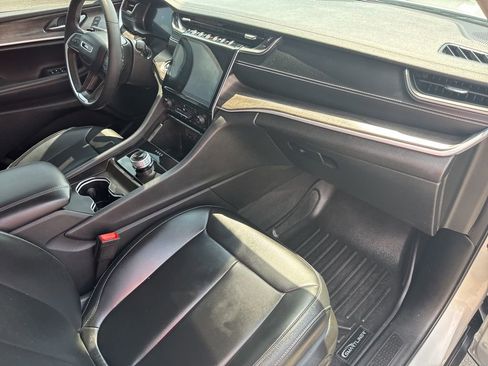 Used 2024 Jeep Grand Cherokee Limited w/ Black Appearance Package image 29