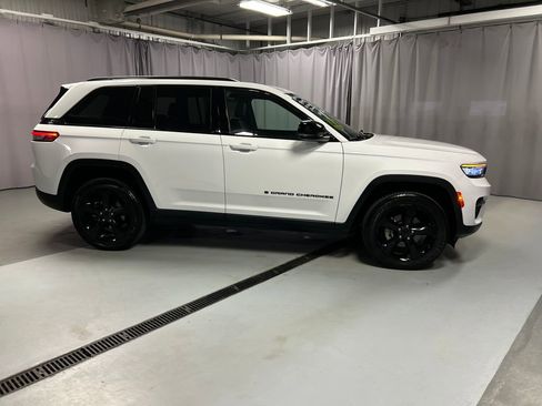 Used 2024 Jeep Grand Cherokee Altitude image 8
