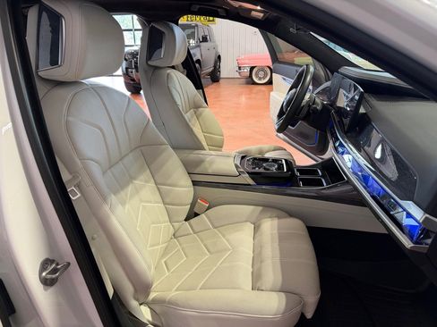 Used 2023 BMW 760i xDrive w/ Parking Assistance Package image 23