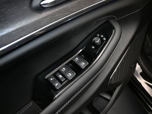 Used 2024 Jeep Grand Cherokee Overland w/ Luxury Tech Group IV image 13