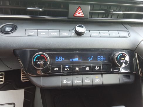 Used 2025 Hyundai Elantra SEL FWD image 17