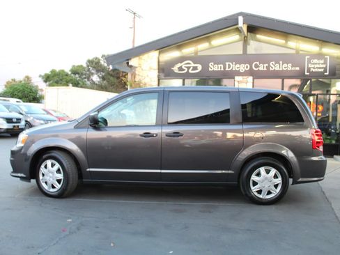 Used 2019 Dodge Grand Caravan SE FWD image 2