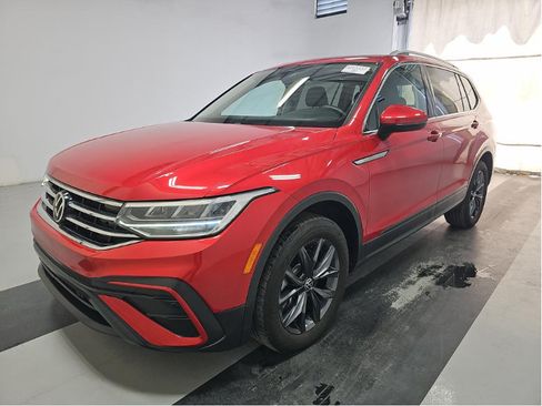 Used 2023 Volkswagen Tiguan SE w/ Panoramic Sunroof Package FWD image 3