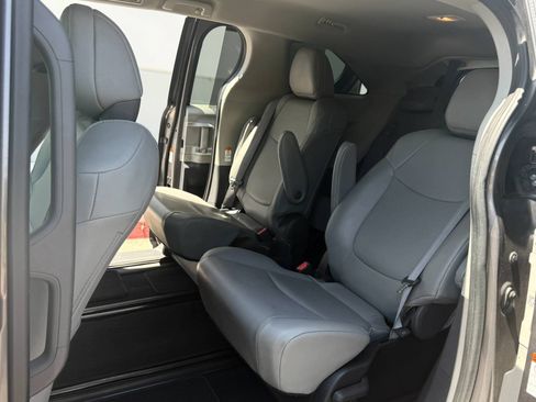 Used 2022 Toyota Sienna XLE FWD image 27