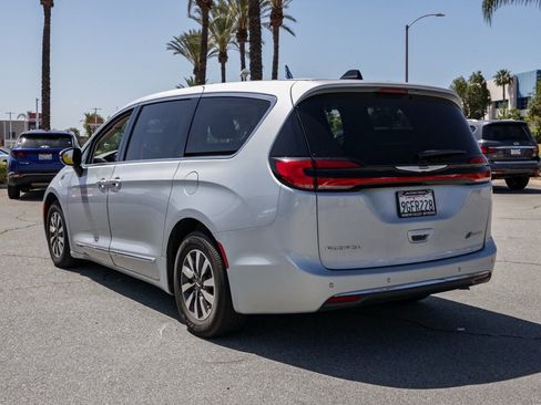 Used 2023 Chrysler Pacifica Limited FWD image 6