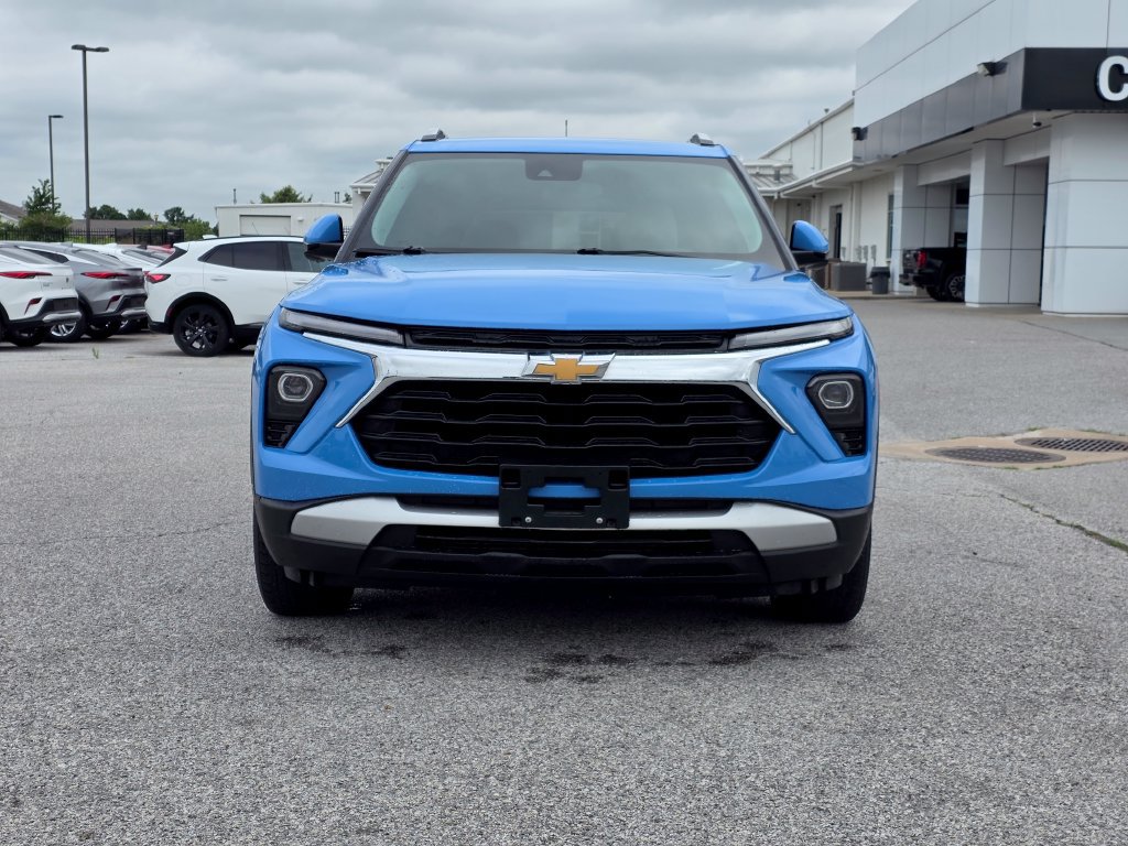 Used 2024 Chevrolet TrailBlazer LT w/ Driver Confidence Package FWD image 2