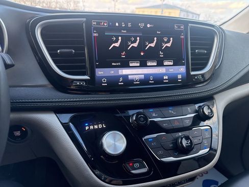 Used 2023 Chrysler Pacifica Touring-L image 23