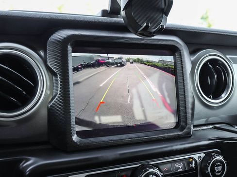 Used 2018 Jeep Wrangler Unlimited Sahara AWD/4WD image 29