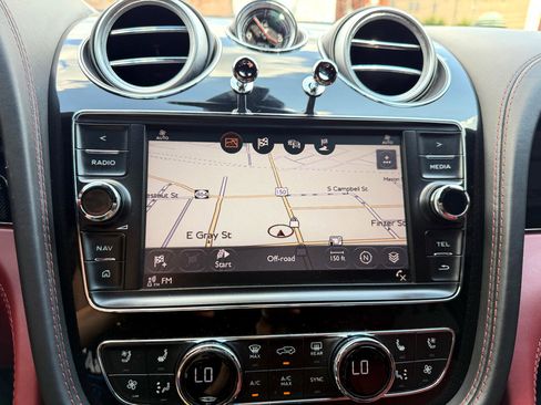 Used 2018 Bentley Bentayga Onyx Edition image 12