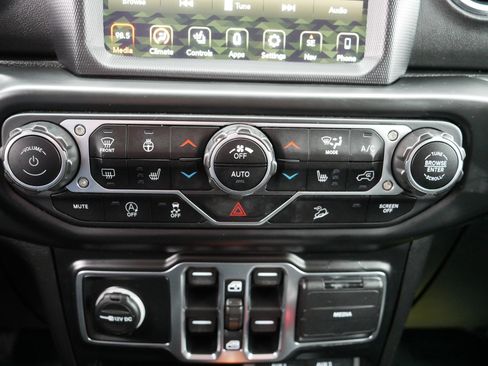 Used 2020 Jeep Wrangler Unlimited Sahara image 23