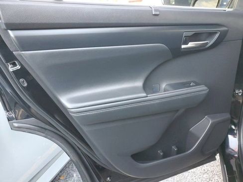 Used 2021 Toyota Highlander XLE image 12