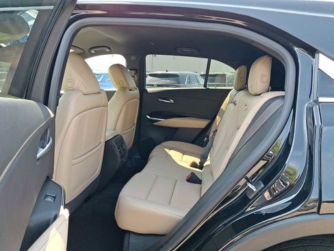 Used 2024 Cadillac XT4 Luxury w/ Cold Weather Package AWD/4WD image 10