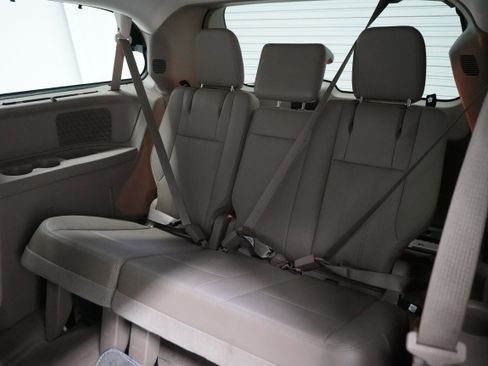 Used 2014 Chrysler Town & Country Touring-L w/ Driver Convenience Group image 11