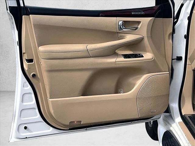 Used 2011 Lexus LX 570 4WD w/ Luxury Pkg w/Pre-crash image 17