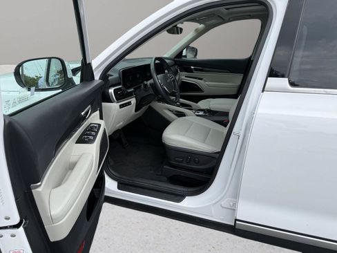 Used 2025 Kia Telluride S FWD image 2