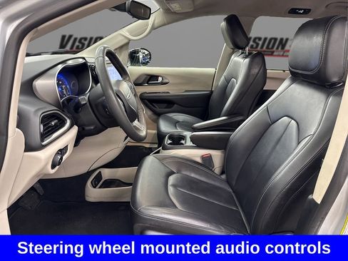 Used 2024 Chrysler Pacifica Touring-L FWD image 10