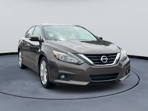 Used 2017 Nissan Altima 3.5 SL w/ 3.5SL Technology Package image 9
