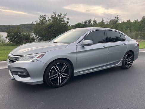Used 2017 Honda Accord Touring image 5