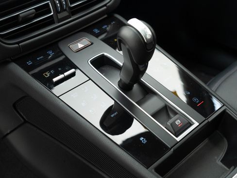 Certified 2025 Porsche Macan image 27