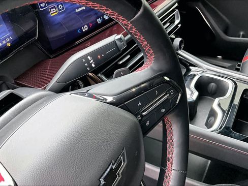 Used 2024 Chevrolet Traverse RS FWD image 17